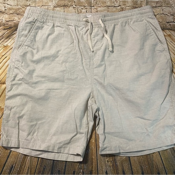 Old Navy Beige White Striped 9 Inch Drawstring Shorts - Picture 1 of 5